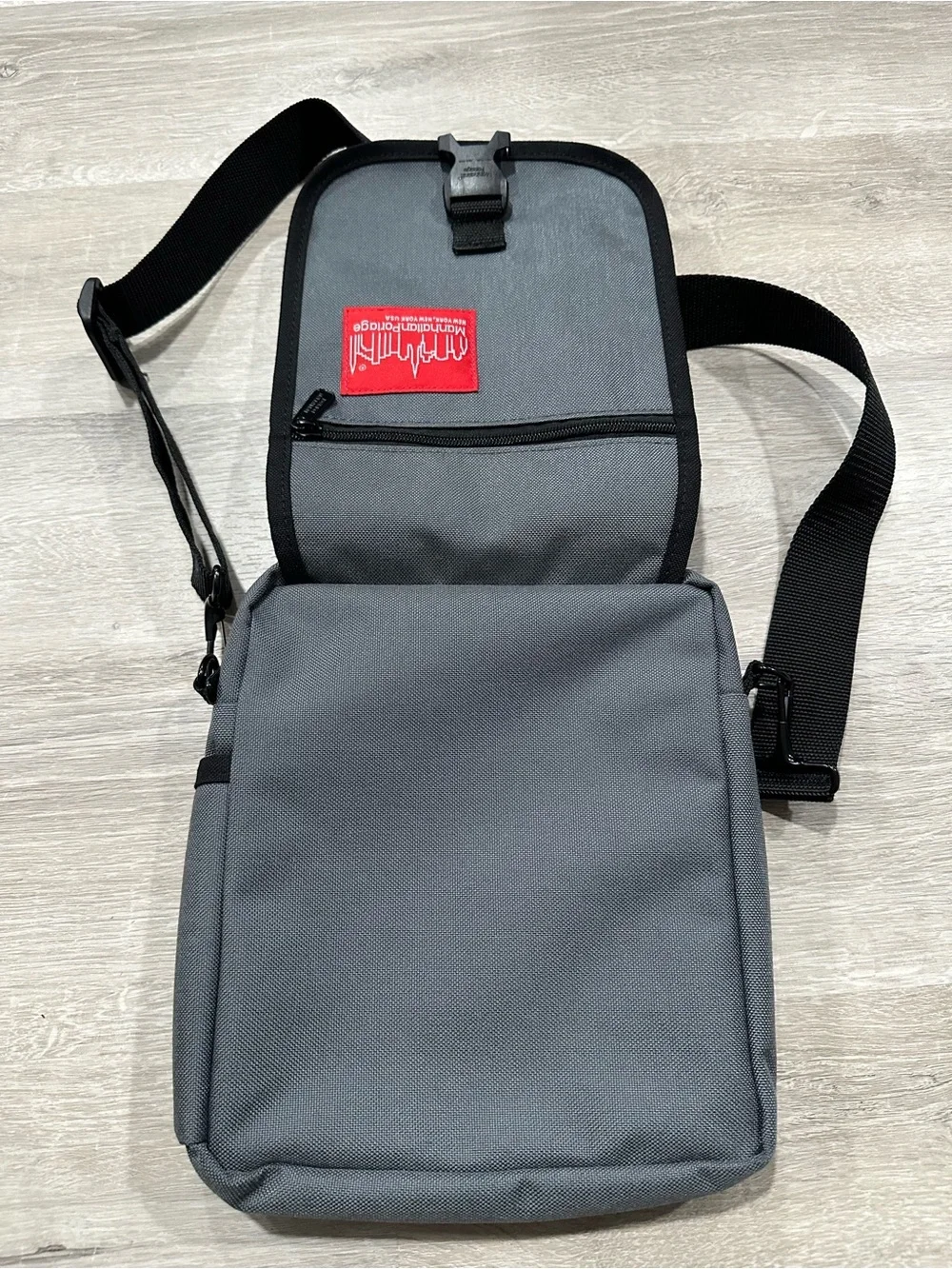 BGA35 NWOT Manhattan Portage Urban Bag Grey Retail $59